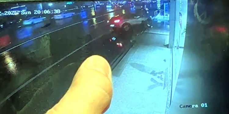 Avtomobil 14 yaşlı şəxsi vurdu