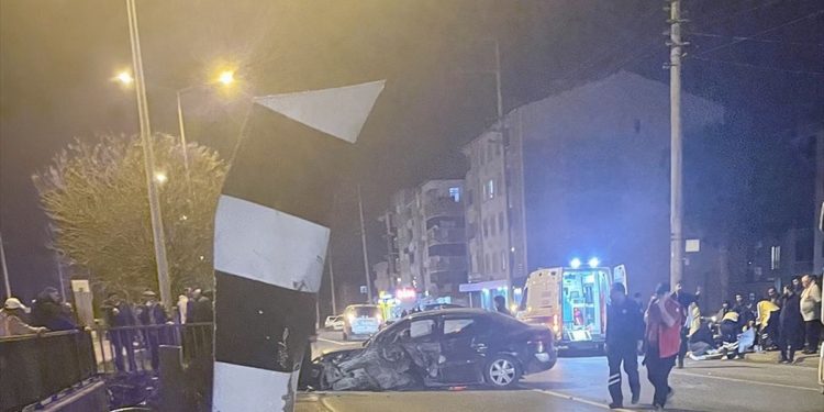 Avtomobil dirəyə çırpıldı: 2 yaralı