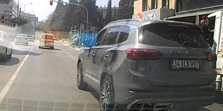 Avtomobil işıqfora çırpıldı