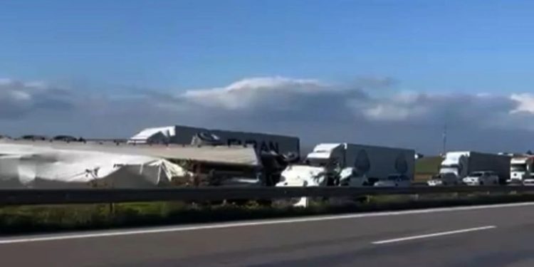 Minik avtomobili və TIR toqquşdu: 2 yaralı