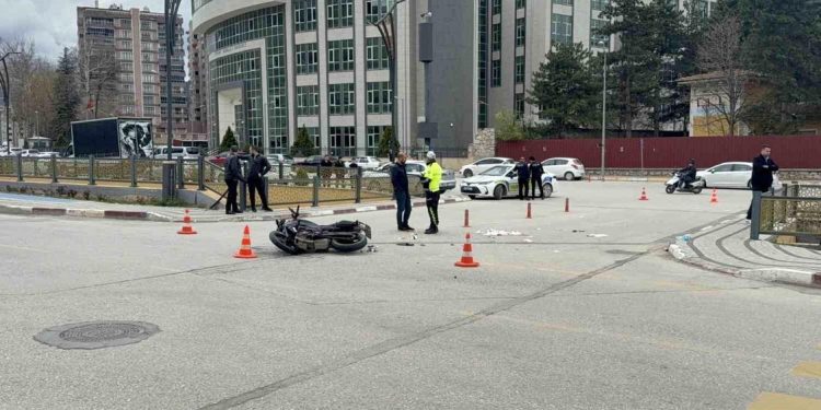 Minik avtomobili və motosiklet toqquşdu: 2 yaralı