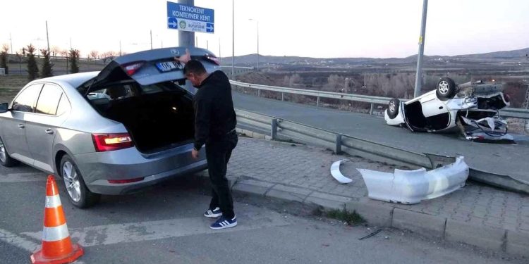 İki avtomobil toqquşdu: 3 yaralı