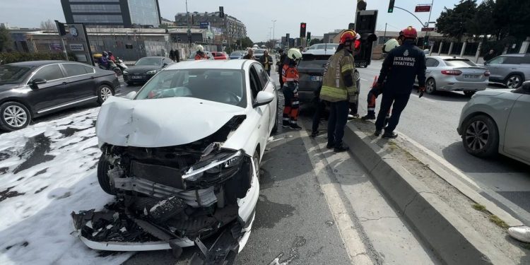 Bir avtmobil iki avtomobilə çırpıldı: 1 yaralı