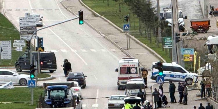 Qırmızı işıqda gözləyən avtomobilə arxadan başqa avtomobil çırpıldı: 4 yaralı