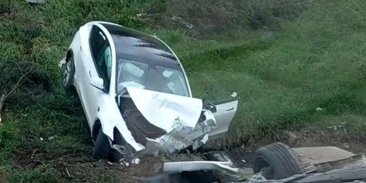 Minik avtomobili parklanmış vəziyyətdə olan avtomobilə çırpıldı