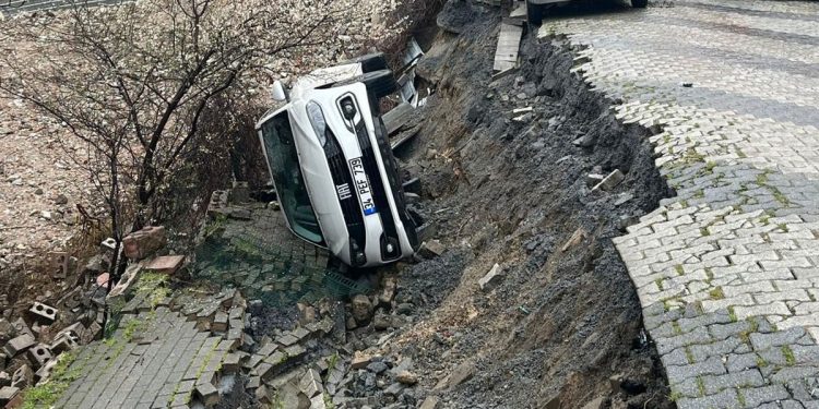 Yol çökdü avtomobil çalaya aşdı