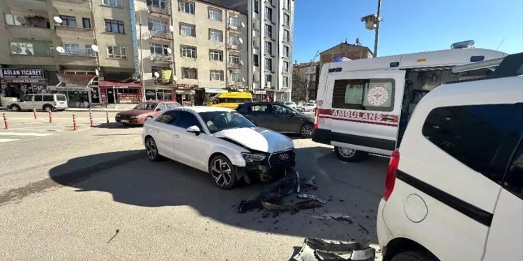 İki avtomobil toqquşdu: 1 yaralı
