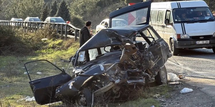 Minik avtomobili və yük maşını toqquşdu: 2 ölü, 5 yaralı