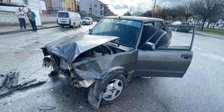 Minik avtomobili və mikroavtobus toqquşdu: 2 yaralı