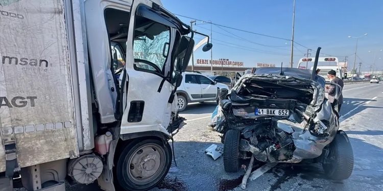 Minik avtomobili yük maşını ilə toqquşdu: 2 yaralı