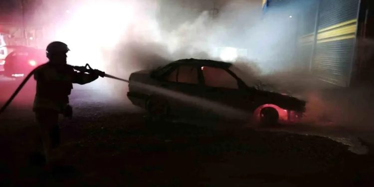 Parklanmış vəziyyətdə olan “Tofaş” yanıb
