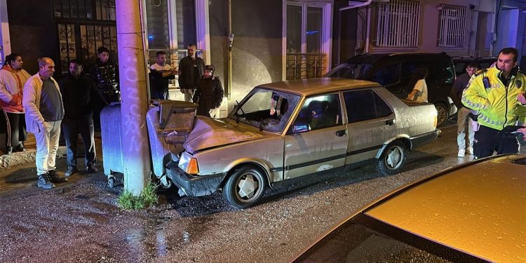 Avtomobil işıq dirəyinə çırpıldı: 2 yaralı