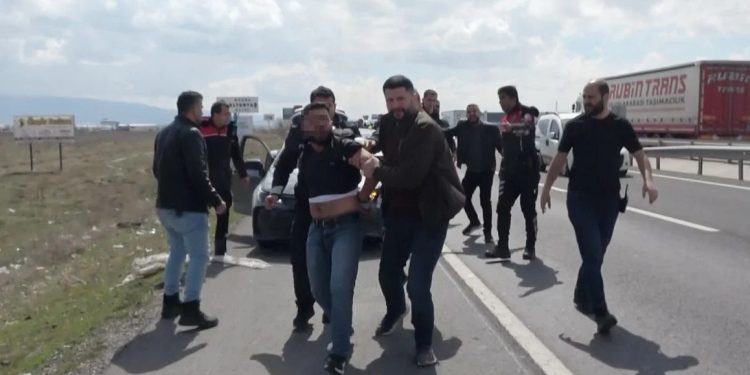 Polisdən qaçan sürücü daha iki avtomobilə çırpıldı