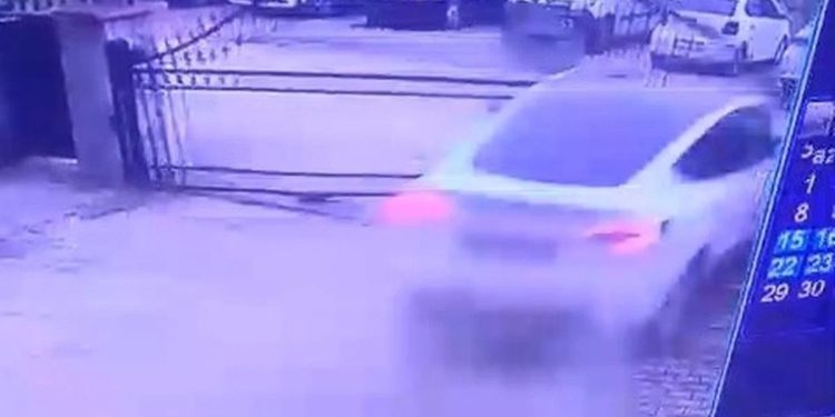 Avtomobil darvazaya çırpıldı