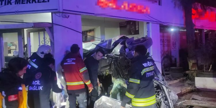 Avtomobil təkər mağazasına çırpılaraq aşdı: 1 ölü, 3 yaralı