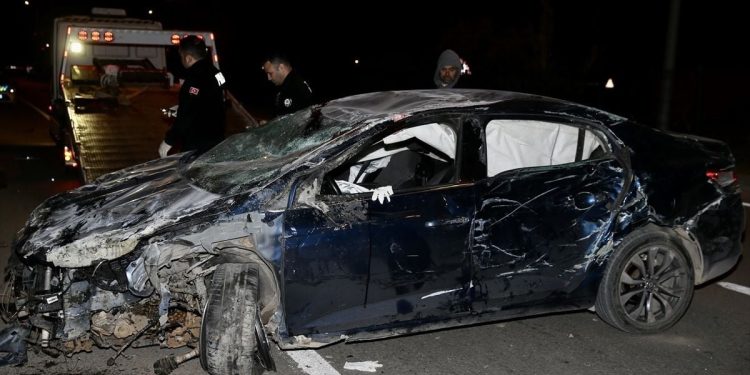 Avtomobil səkiyə çırpılaraq aşdı: 2 yaralı