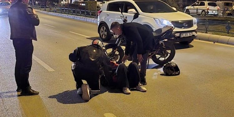 Minik avtomobili və qadının idarə etdiyi motosiklet toqquşdu