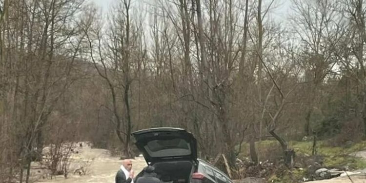 Avtomobili sel apardı