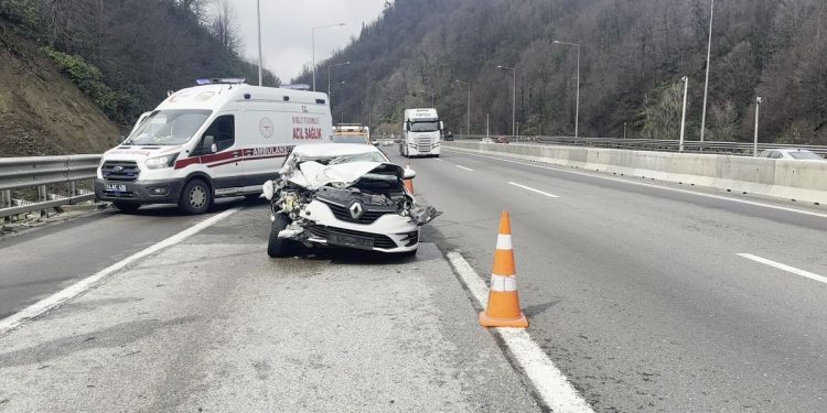 Minik avtomobili yük maşınına çırpıldı: 4 yaralı