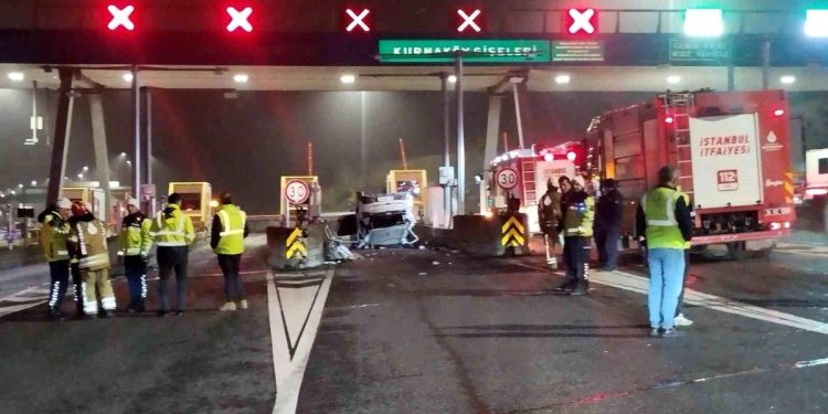 Avtomobil beton baryerə çırpıldı: 2 yaralı