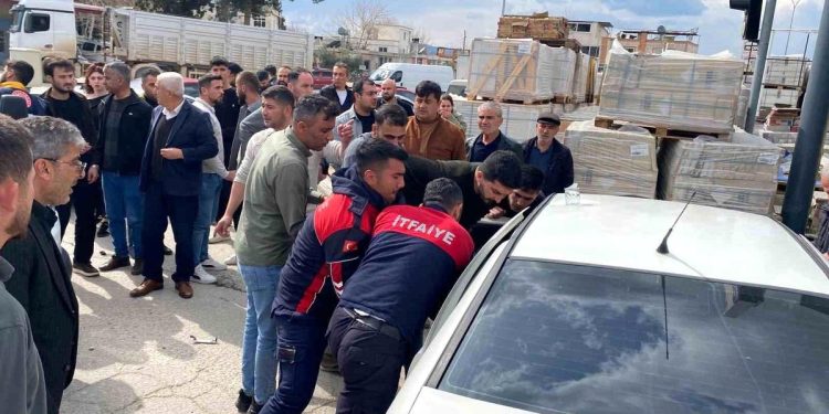 Avtomobil inşaat malları olan mağazaya çırpıldı: 2 yaralı