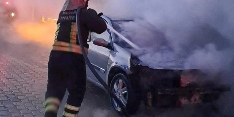Parklanmış vəziyyətdə olan avtomobil yandı