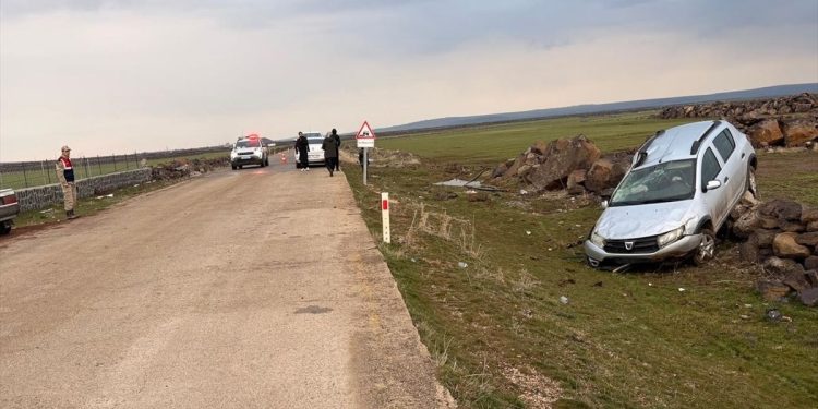 Avtomobil yol kənarına aşdı: 2 yaralı