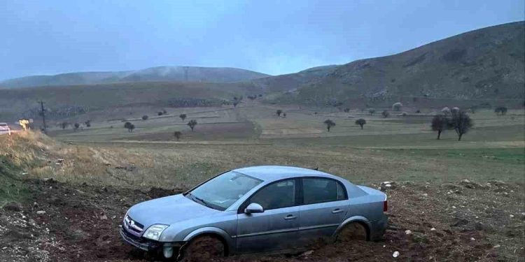 Avtomobil yol kənarına aşdı: 3 yaralı