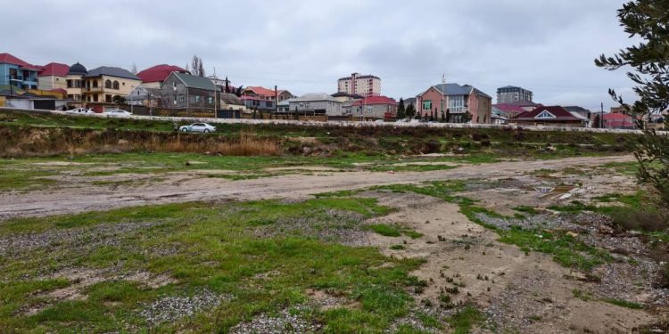 Masazırda təhlükəli vəziyyət: Əsas yolun bir hissəsi uçub, sakinlər kömək gözləyir - VİDEO