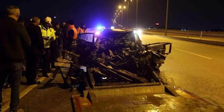 Minik avtomobili arxadan TIR-a çırpıldı: Sürücü yaralandı