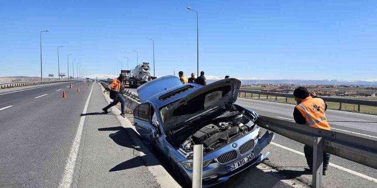 Baryerlə çırpılan avtomobildən sürücünü xilasedicilər çıxarıb