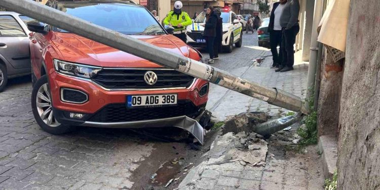 Avtomobil üç avtomobilə və işıq dirəyinə çırpıldı