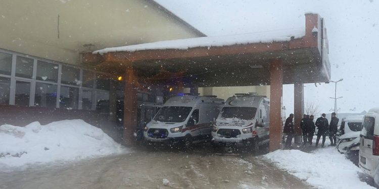 Minik avtomobili və yük maşını toqquşdu: 1 ölü, 8 yaralı