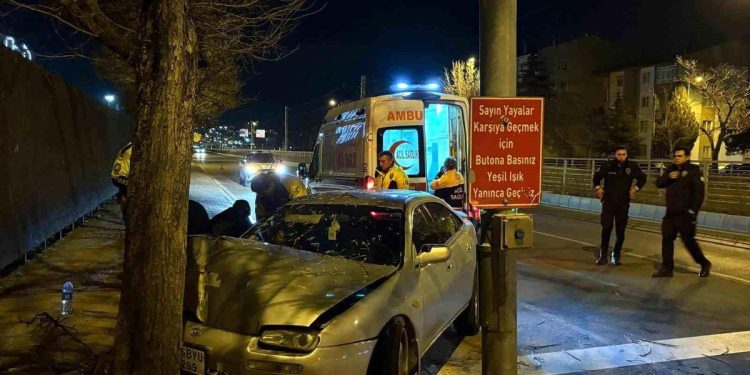 Avtomobil ağaca çırpıldı: 2 yaralı