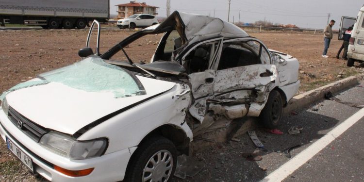 Minik avtomobili və yük maşını toqquşdu: 1 ölü, 1 yaralı