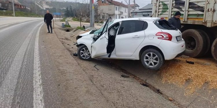 Avtomobil parklanmış vəziyyətdə olan TIR-a çırpıldı: 1 yaralı