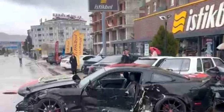 Minik avtomobili parklanmış vəziyyətdə olan 4 avtomobilə çırpıldı