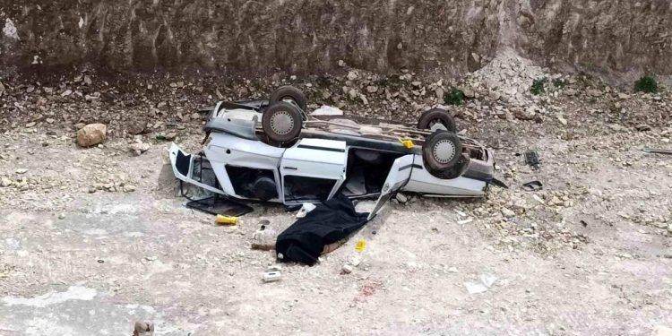 Avtomobil 10 metrdən dərəyə aşdı: 1 ölü, 1 yaralı