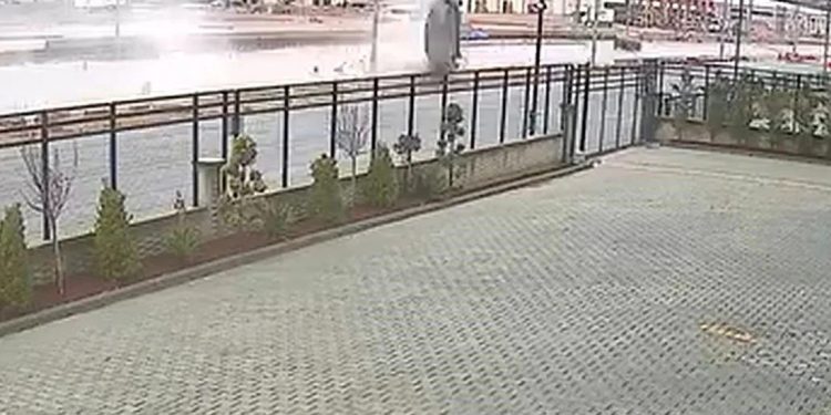 Avtomobil su ilə dolu çalaya görə aşdı: 1 yaralı