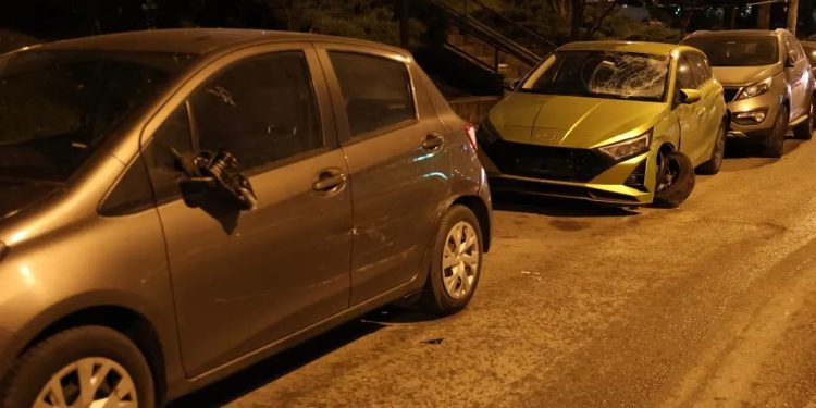 Minik avtomobili parklanmış 5 avtomobilə və bir motosikletə çırpıldı: 1 yaralı
