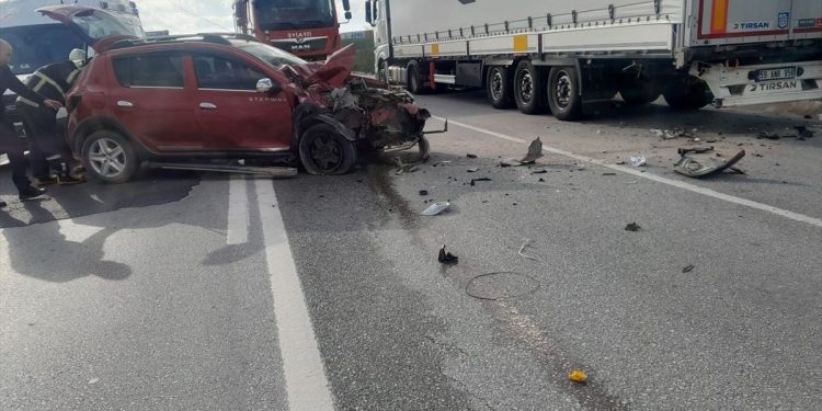Minik avtomobili parklanmış vəziyyətdə olan TIR-a çırpıldı: 1 yaralı