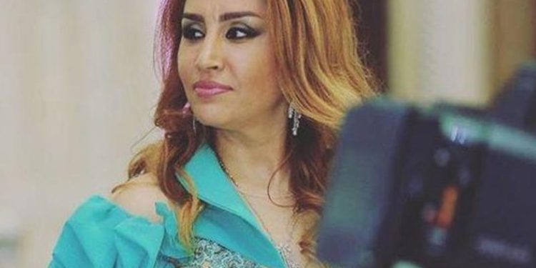 Əməkdar artistə canlı efirdə bahalı HƏDİYYƏ - VİDEO