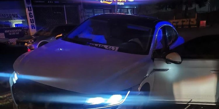 Avtomobil səkiyə çırpıldı: 2 yaralı