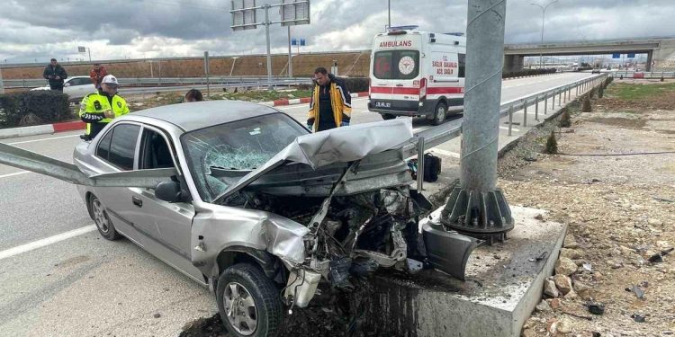 Avtomobil baryerlərə çırpıldı: Ər və arvad yaralandı