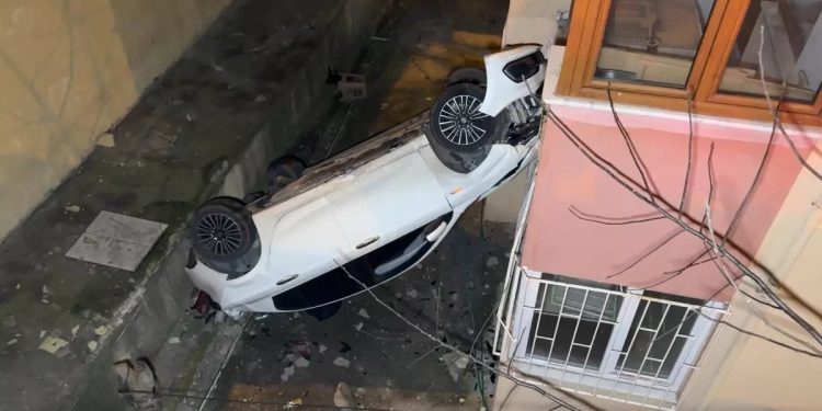 Avtomobil 8 metrdən aşdı: 1 yaralı