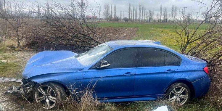 Avtomobil yol kənarına aşdı: 3 yaralı