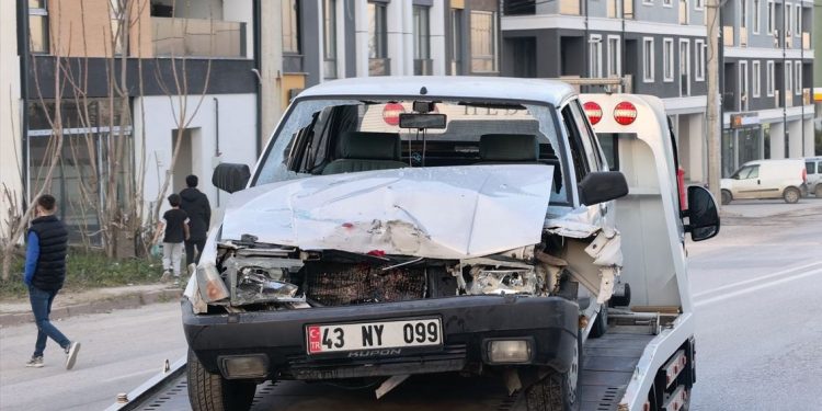 Minik avtomobili və yük maşını toqquşdu: 3 yaralı