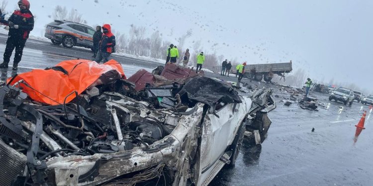Minik avtomobili və TIR toqquşdu: 2 ölü, 5 yaralı