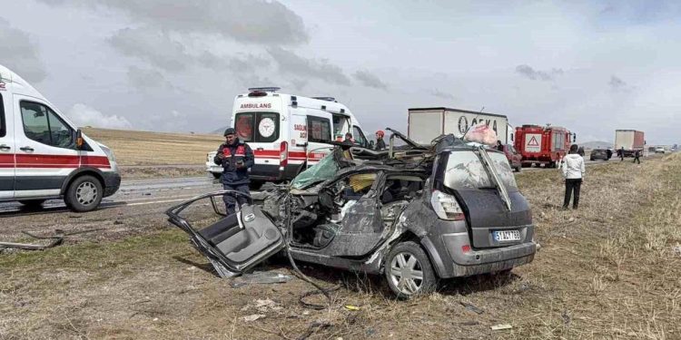 Minik avtomobili TIR-a arxadan çırpıldı: 1 ölü, 3 yaralı