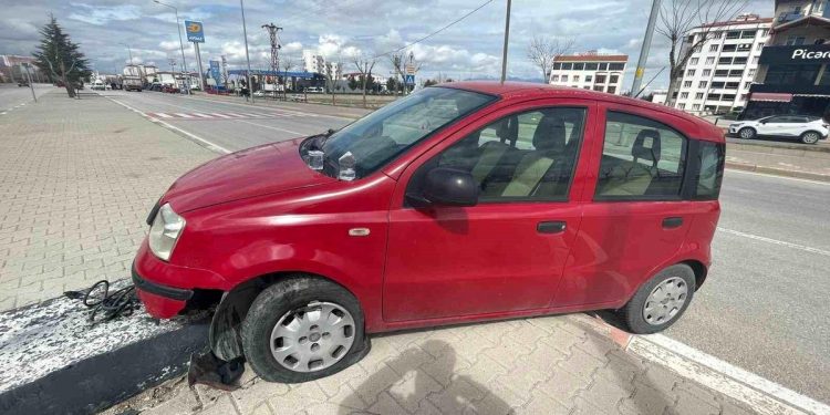 Avtomobil səkiyə çıxdı